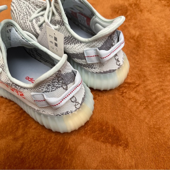 Yeezy 350 - Picture 3 of 5